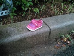 ずぶ濡れの幼児靴…。